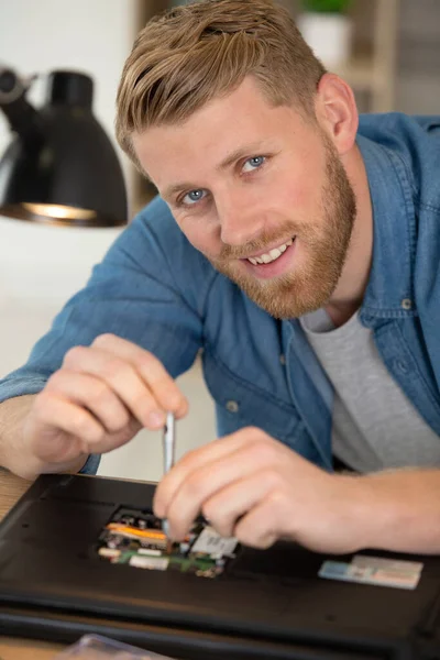 Homem Feliz Usando Chave Fenda Reparar Laptop Quebrado — Fotografia de Stock