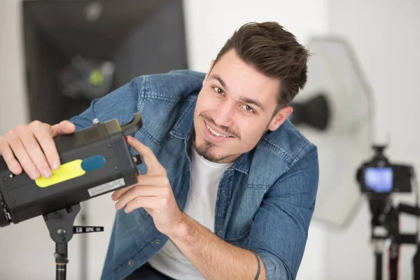 Fotógrafo Está Consertando Flashes — Fotografia de Stock