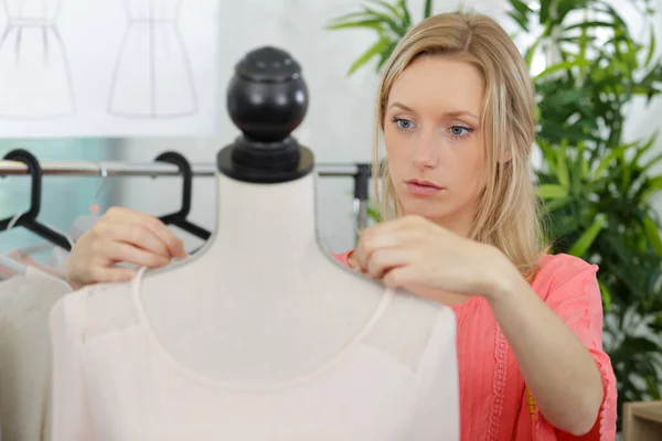 Kvinna Skräddarsy Arbetar Nya Kläder — Stockfoto