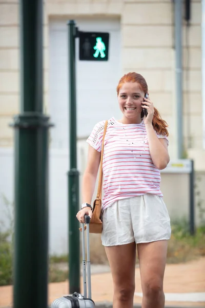 Jonge Vrouw Aan Telefoon Als Steekt Straat — Stockfoto