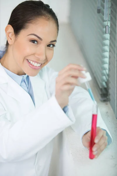 Gelukkige Vrouwelijke Wetenschapper Met Bloedonderzoek Reactie Vesse — Stockfoto