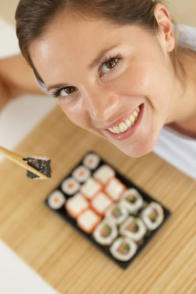 Ostříhaný Horní Úhlový Pohled Atraktivní Žena Jíst Sushi — Stock fotografie