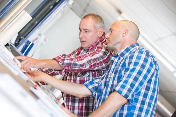 Zwei Männliche Kollegen Gespräch Der Werkstatt — Stockfoto