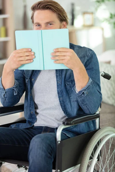 Νεαρός Όμορφος Ανάπηρος Άνδρας Διαβάζει Στο Σπίτι — Φωτογραφία Αρχείου