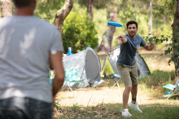 Dois Homens Estão Jogando Frisbee Parque — Fotografia de Stock