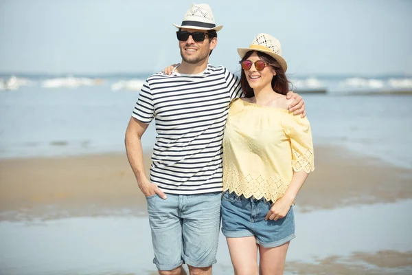 Feliz Casal Romântico Desfrutando Bela Caminhada Praia — Fotografia de Stock