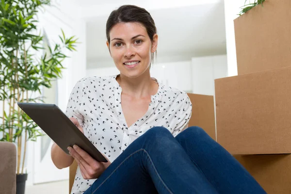 Junge Frau Mit Tablette Auf Dem Schoß — Stockfoto