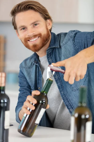 Sommelier Masculino Botella Vino Abierta Con Sacacorchos — Foto de Stock