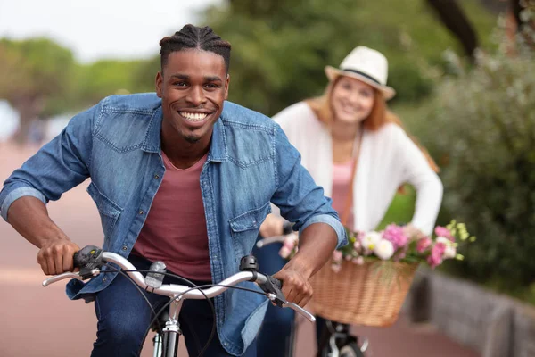 Multietniskt Par Poserar Cykling — Stockfoto