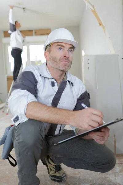 Ein Vorarbeiter Inspiziert Die Arbeit — Stockfoto