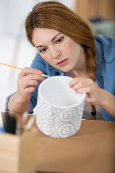 Mujer Joven Con Pelo Rojo Decorando Apartamento Industrial Lujo Contemporáneo —  Fotos de Stock