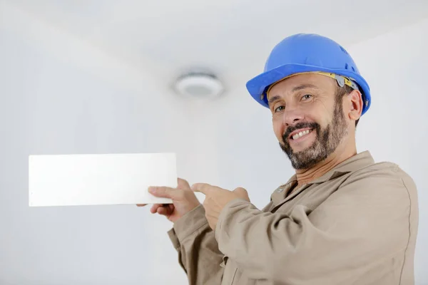 Construtor Segurando Uma Placa Branca — Fotografia de Stock