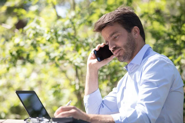 Trabajador Cuello Blanco Masculino Haciendo Llamada Telefónica Aire Libre —  Fotos de Stock