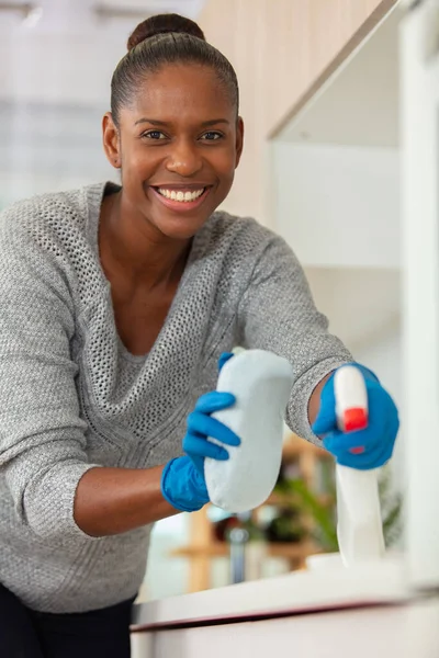 Concentrated Woman Scrubbing Bar Kitchen — Stock Photo, Image