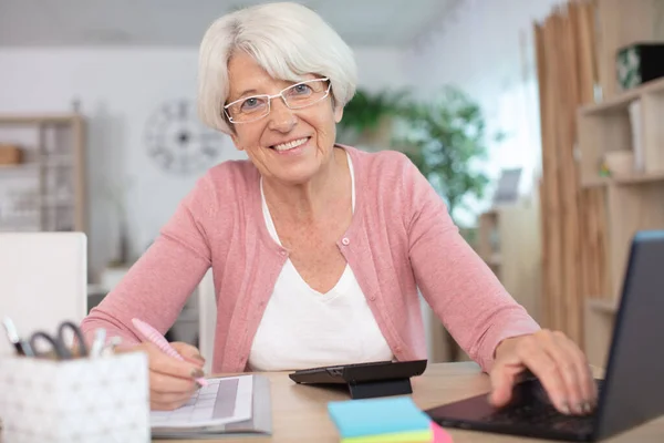 Sonriente Mujer Mayor Contabilidad Casa —  Fotos de Stock