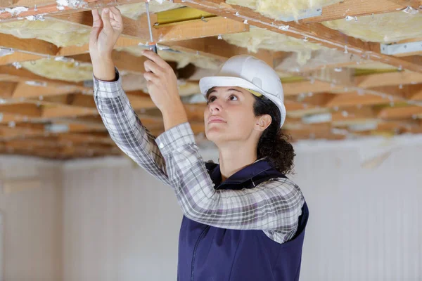 Mulher Hardhat Construtor Uniforme Instalar Teto Suspenso — Fotografia de Stock