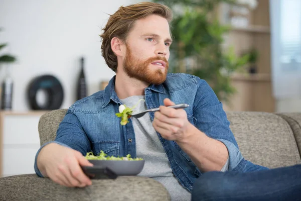 Jeune Homme Mignon Mangeant Une Salade — Photo