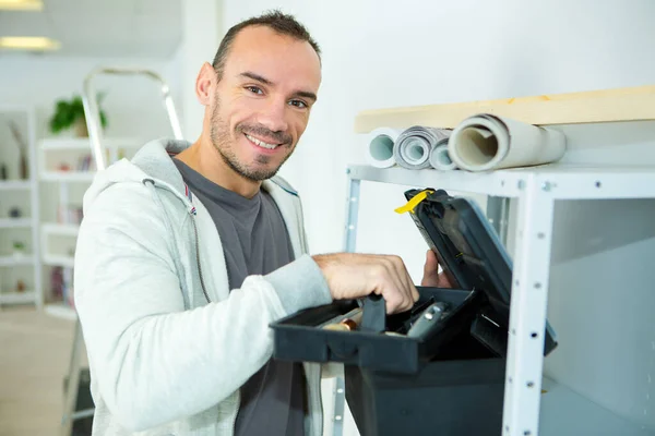 Jongeman Zoek Naar Gereedschap — Stockfoto