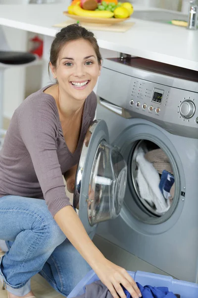 Joven Feliz Mujer Vaciando Una Lavadora —  Fotos de Stock