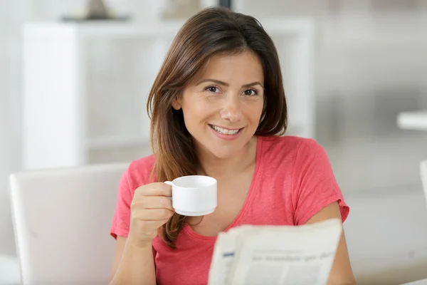 Πορτρέτο Της Νεαρής Γυναίκας Πίνοντας Καφέ Και Διαβάζοντας Εφημερίδα — Φωτογραφία Αρχείου