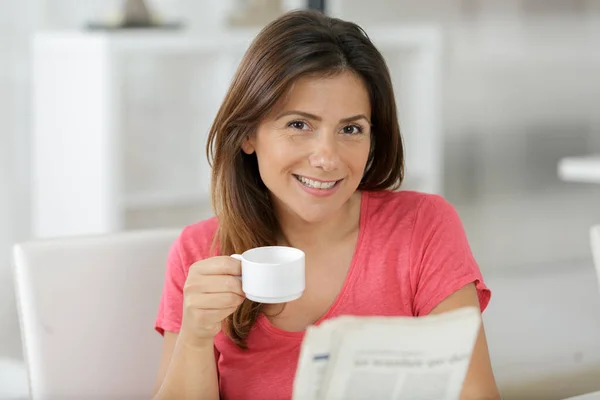 Portrait Une Jeune Femme Buvant Café Lisant Journal — Photo