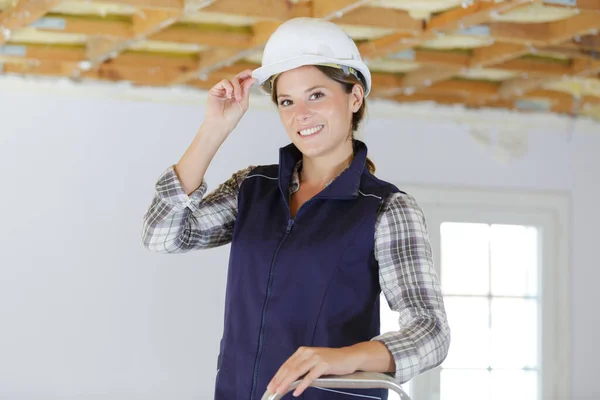 Junge Brünette Frau Builder Uniform — Stockfoto