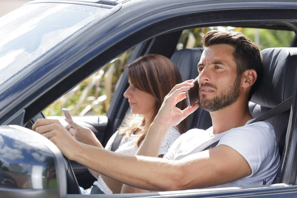 Casal Com Telefone Celular Carro — Fotografia de Stock