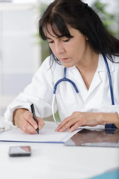 Κοντινό Πλάνο Του Γιατρού Γυναίκα Κρατώντας Σημειώσεις — Φωτογραφία Αρχείου
