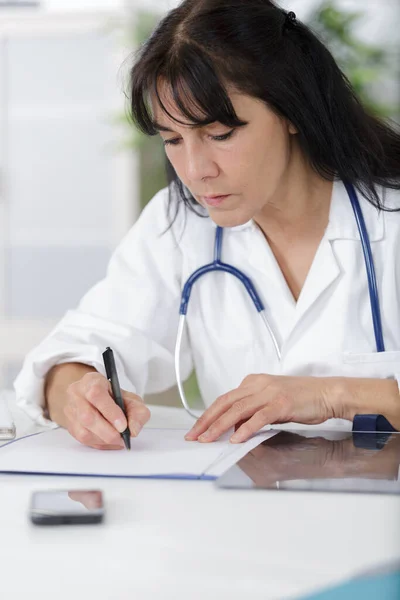 Close Mulher Médico Tomar Notas — Fotografia de Stock