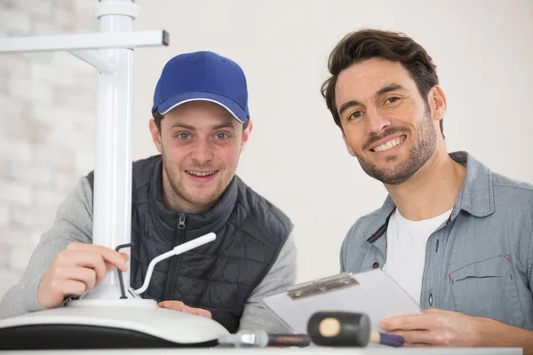 Man Met Klembord Met Leerling Monteren Van Een Kruk — Stockfoto