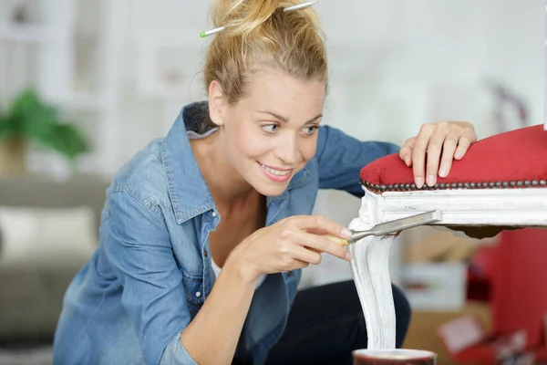 Femmina Matura Che Fissa Una Sedia — Foto Stock