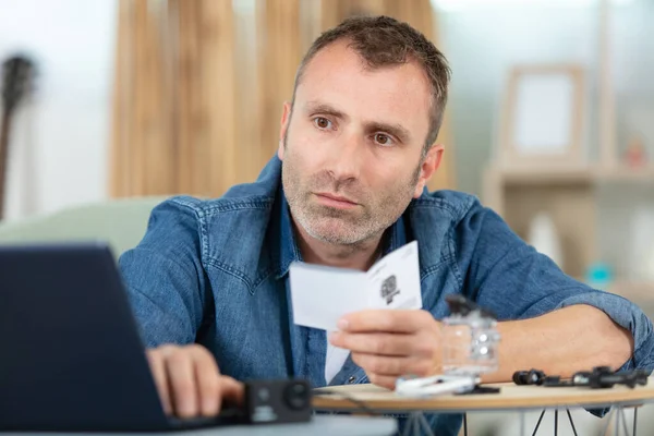 Hombre Guapo Escribiendo Algunas Notas Mientras Mira Computadora Portátil — Foto de Stock