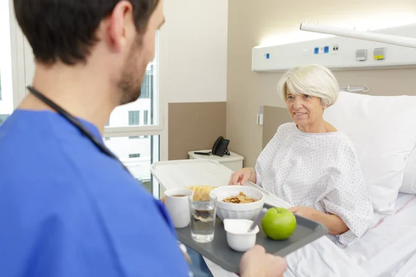 Medic Serveert Maaltijd Aan Senior Vrouw Het Ziekenhuis Bed — Stockfoto