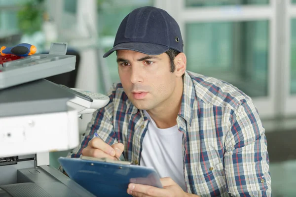 Man Technik Opravuje Tiskárnu — Stock fotografie