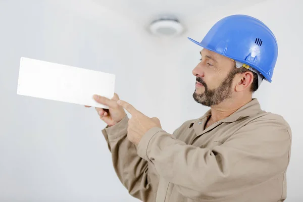 Männlicher Bauunternehmer Mit Leerem Schild — Stockfoto