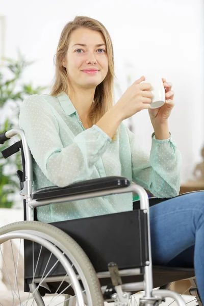 Tekerlekli Sandalyedeki Engelli Kadını Içiyor — Stok fotoğraf