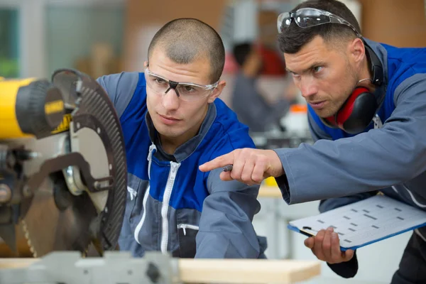 Ouvrier Industriel Découpe Métal Avec Lame Circulaire — Photo