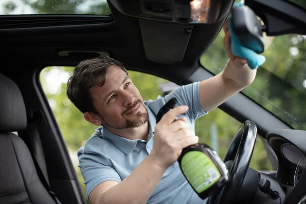 Jonge Knappe Man Auto Vegen Stof — Stockfoto