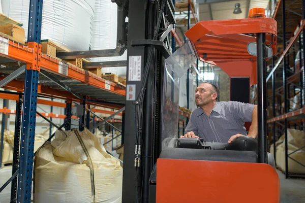 Depo Forklift Yükleyicisi Depoda Karton Kutuları Istifliyor — Stok fotoğraf