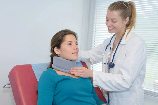 Arzt Legt Dem Patienten Nackenstütze — Stockfoto