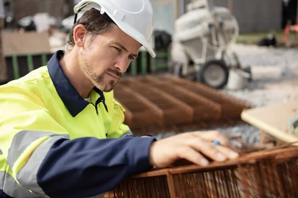 Construtor Uniforme Capacete Branco Trabalhando Fundação Construção — Fotografia de Stock