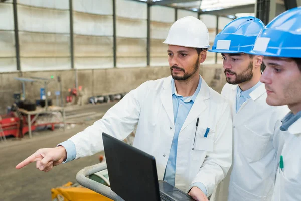 Affärsman Och Ingenjörer Som Arbetar Med Bärbar Dator Fabriken — Stockfoto