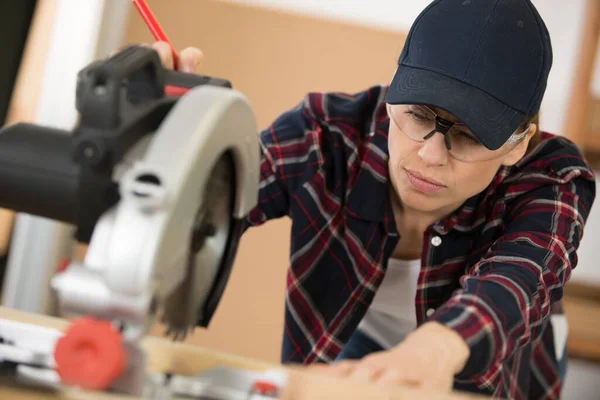 Donna Utilizzando Una Sega Circolare — Foto Stock