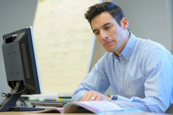 Männlicher Büroangestellter Trinkt Kaffee Und Denkt Nach — Stockfoto