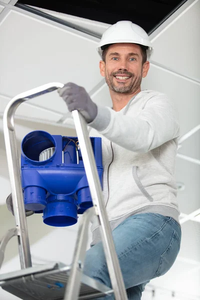 Empreiteiro Masculino Que Instala Sistema Ventilação — Fotografia de Stock