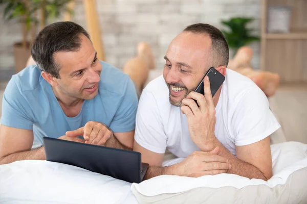 Gay Casal Olhando Para Laptop Telefone — Fotografia de Stock