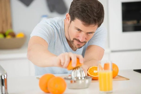 Een Man Die Een Sinaasappelsap Maakt — Stockfoto