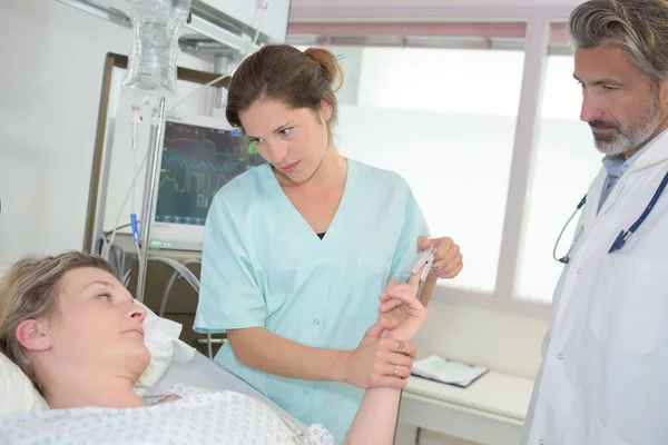 Arzt Und Krankenschwester Krankenbett — Stockfoto