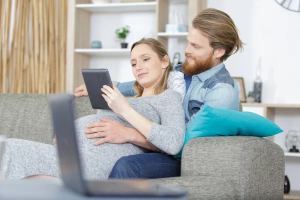 Homem Feliz Sua Esposa Grávida Olhando Para Tablet — Fotografia de Stock