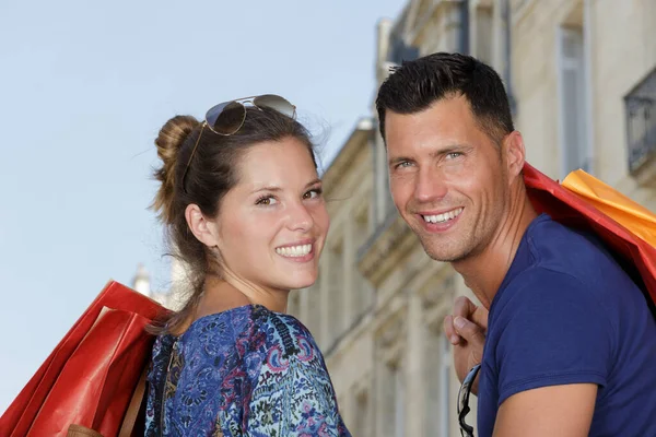Porträt Eines Paares Mit Einkaufstüten — Stockfoto